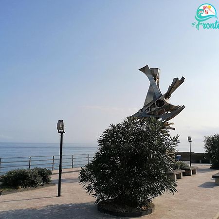 Casa Fronte Mare Villa Santa Teresa Di Riva Eksteriør billede